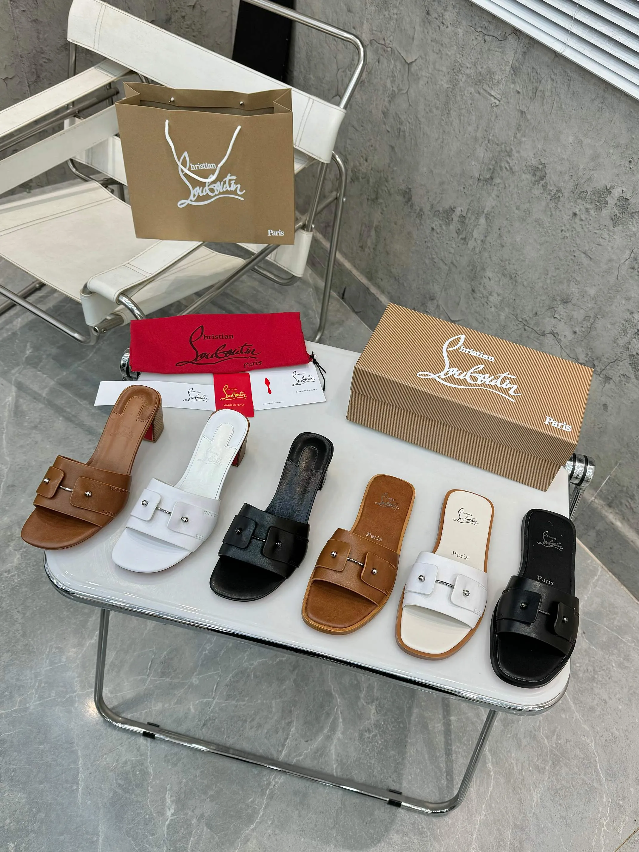👟👟Ex-factory price 420👟👟 Genuine leather base +40 Top version Purchasing level ⚡③ colors to choose from. Christian Louboutin (CL) logo design is launched this year. The latest catwalk style of red-soled shoes 💥abbreviated as CL. This year's T-stage catwalk style of red-soled shoes👠 has a fresh and refreshing feel, and is perfect on the feet. 💃elegant and crystal clear. All accessories, materials and patterns are all customized at the original 1:1, zero distance from the original version. 1⃣ Upper: cowhide + unique logo 2⃣ Inner: sheepskin 3⃣Outsole: Original one-to-one molded genuine leather rubber non-slip two-color label outsole 4⃣🔺Original packaging 5⃣Number of yards: 35-42 (refundable or exchangeable if ordering 42)